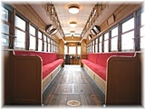 ダブルルーフ構造の開放的で美しい車内